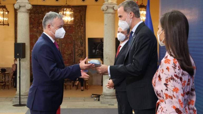 King Philip VI of Spain hands the National Research Award in the Engineering area to José Capmany.