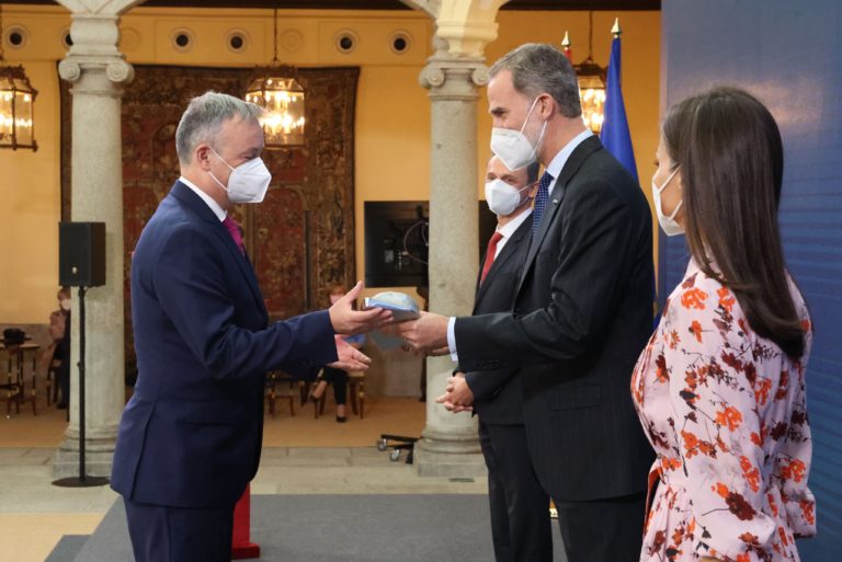 King Philip VI of Spain hands the National Research Award in the Engineering area to José Capmany.